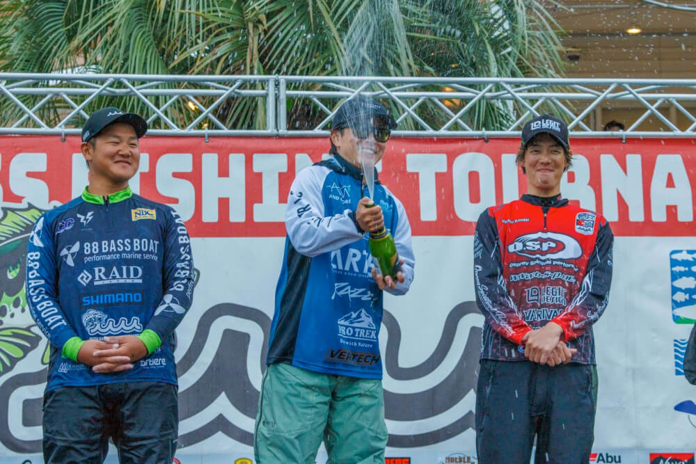 シャンパンファイトをする男性