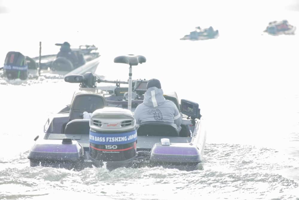 ボートに乗る二人の男性